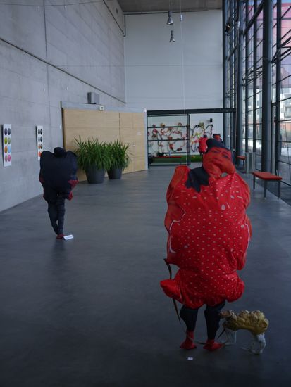 Vuotalon Galleria kutsunäyttely ”Happy hour” vuonna 2012, Helsinki.