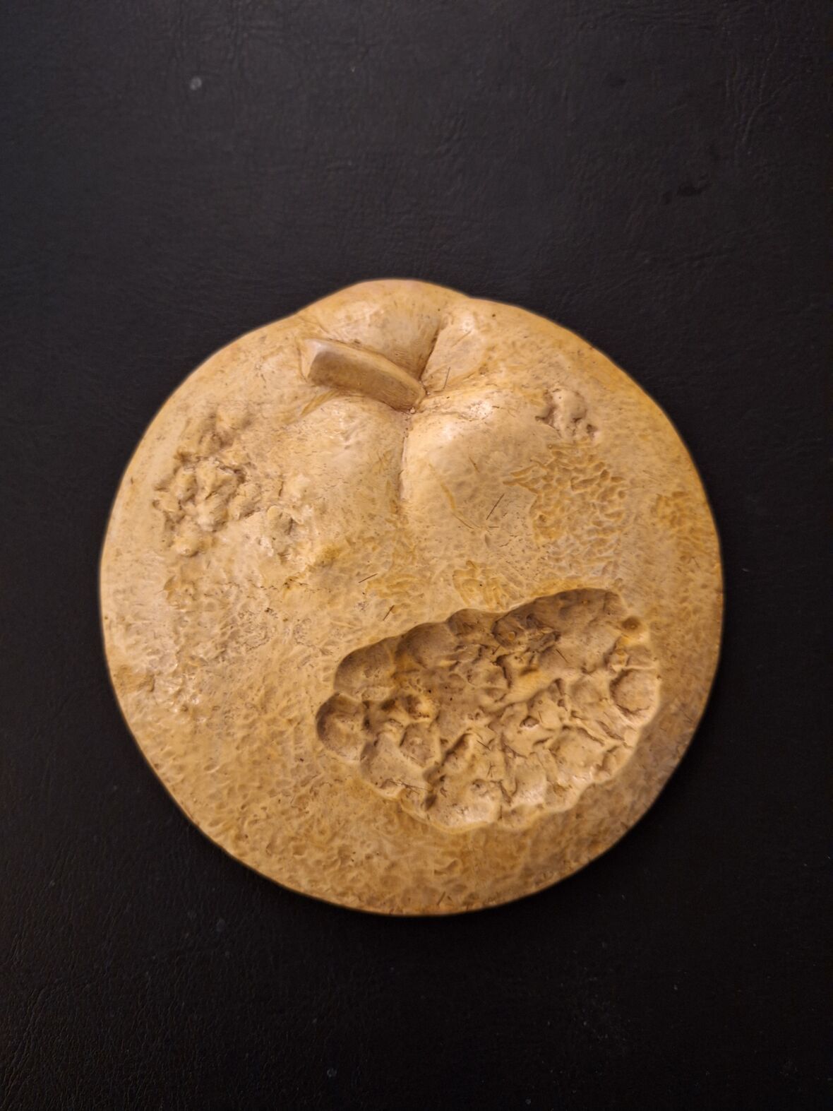 MYYTTI, Suomen Mitalitaiteen Killan vuosimitalikilpailu 2025, 2. palkinto , A-puoli