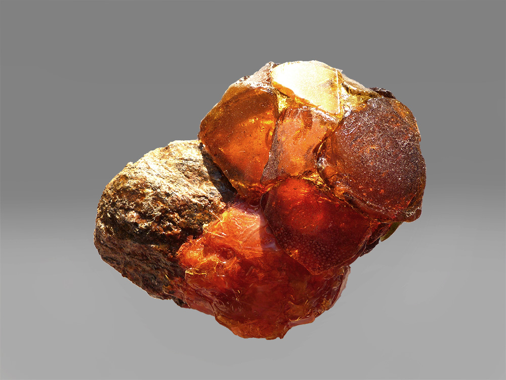 Sydän,  2018, graniitti ja merilasi, 10 x 10 x 8 cm