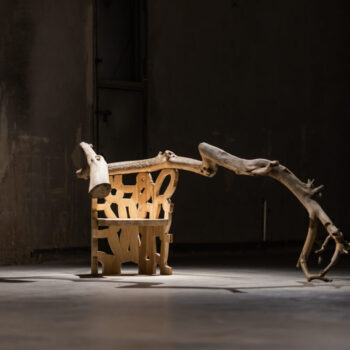 Teoksen nimi: Puun syli | In the Arms of a Tree