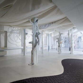 Teoksen nimi: Kaikki katoaa valkoiseen 2024