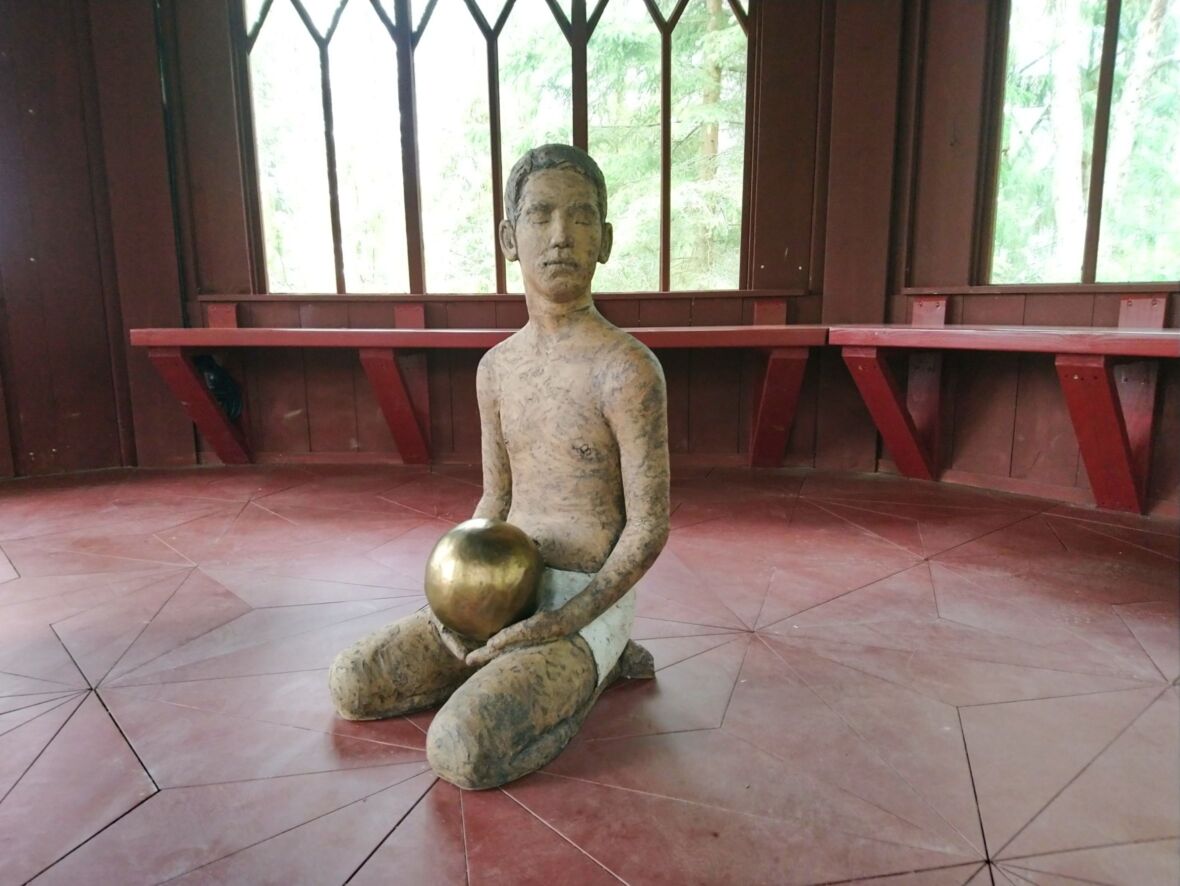 Vaeltaja-veistos 2020, keramiikka. Mäntän kuvataideviikot 2020 ja 2021.