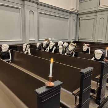 Teoksen nimi: Kuolema pukeutuu juhlaan