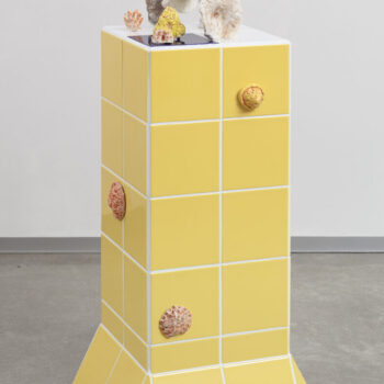 Teoksen nimi: Asetelma keltaisella jalustalla / Stilleben på en gul sockel