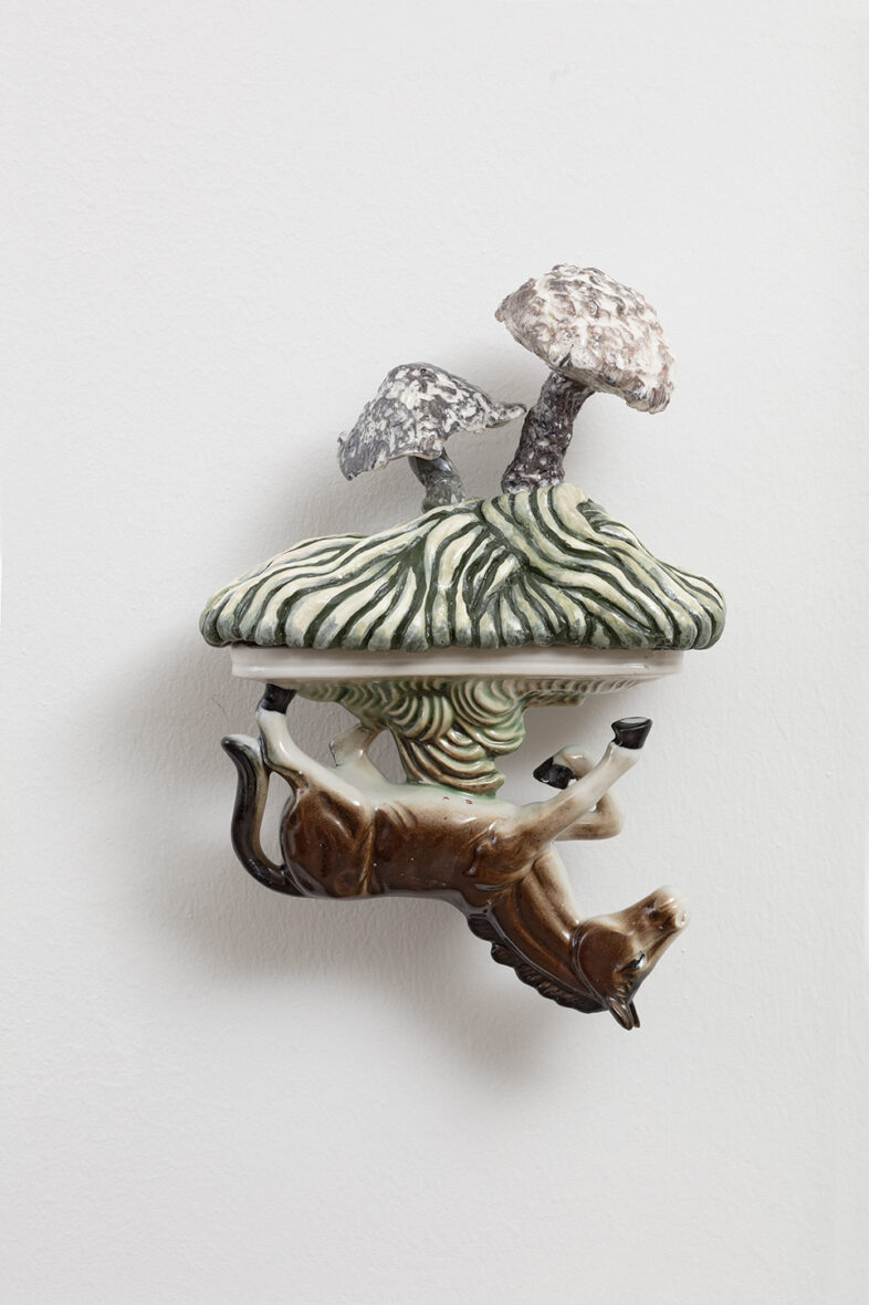 Ruohon alla laukkaavat hevoset / Under gräset galopperar hästarna