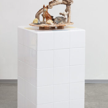 Teoksen nimi: Koira ja sieniasetelma/ Svampstilleben med hund