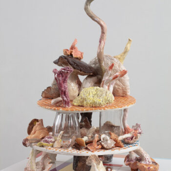 Teoksen nimi: Asetelma kahdella tasolla/ Stilleben på två nivåer