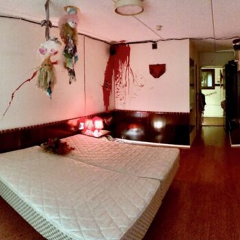 Teoksen nimi: ”Huone 237 – Room 237”. Demolition art.