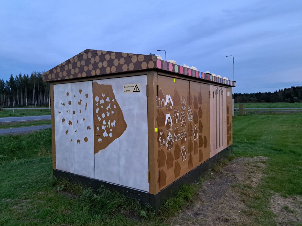 Piparkakkutalo – Maalaus muuntamoon