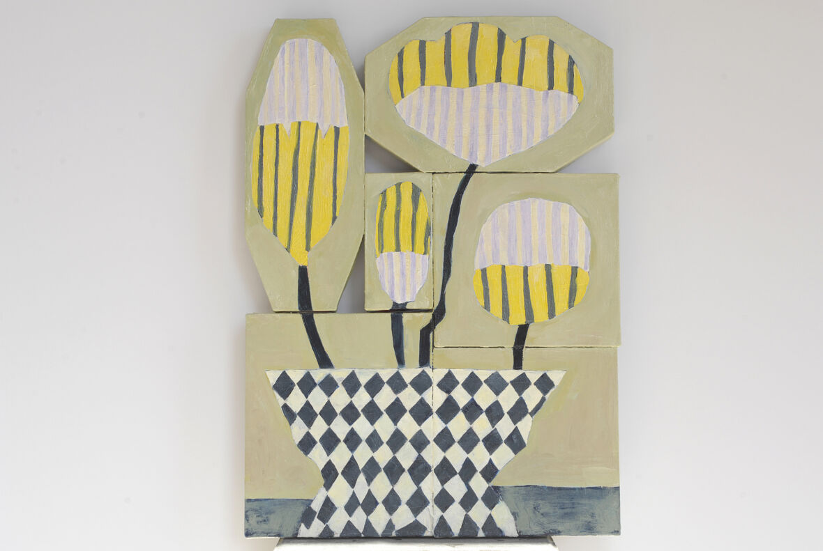 Salmiakkiruutuja maljakossa, keltaiset kukat