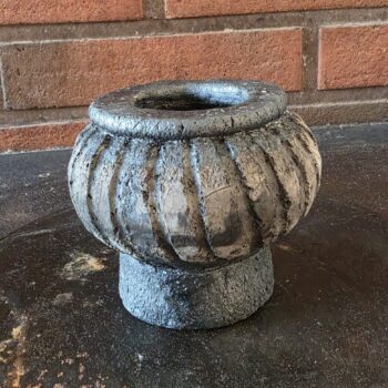 Teoksen nimi: Jalat maassa