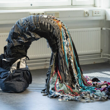 Name of the work: 21,8 kg tuhlausta: Vuonna 2018 käytöstä poistetut pukineet