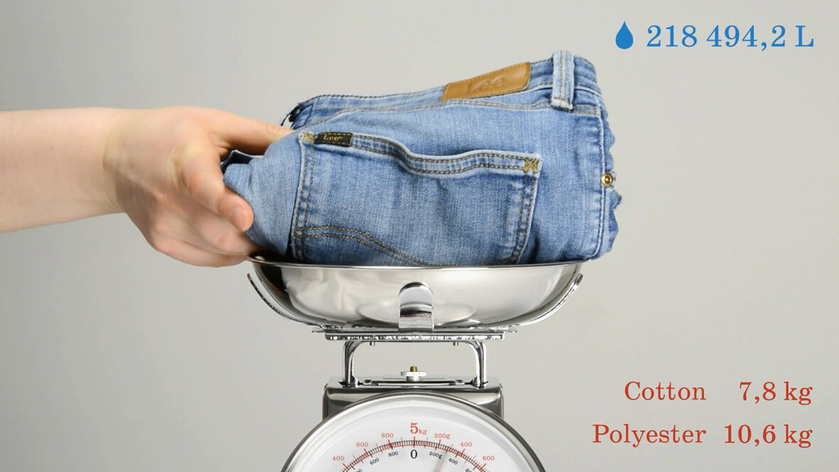 Pukineiden punnitus: Vuoden 2020 inventaarion pukineet, niiden polyesteri- ja puuvillakuitujen määrä sekä näiden kuitujen valmistuksen ja kankaankudonnan vedenkulutus