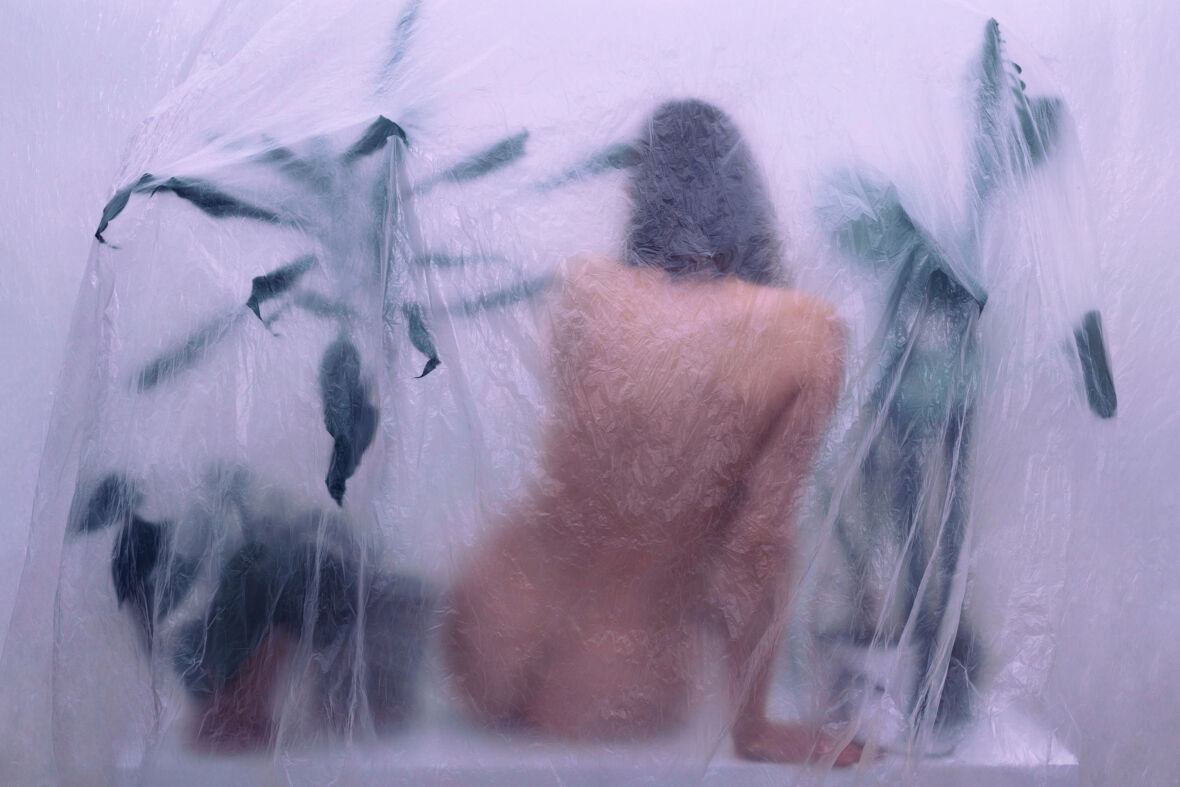Omakuva kasvien kanssa karanteenissa / Self-portrait with plants in quarantine