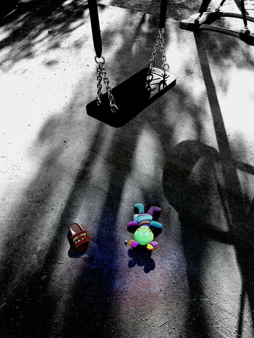 sinne se jäi keinumaan