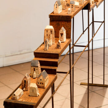 Teoksen nimi: Uniportaiden majat