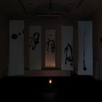 Teoksen nimi: Sumi-mustee pimeässä