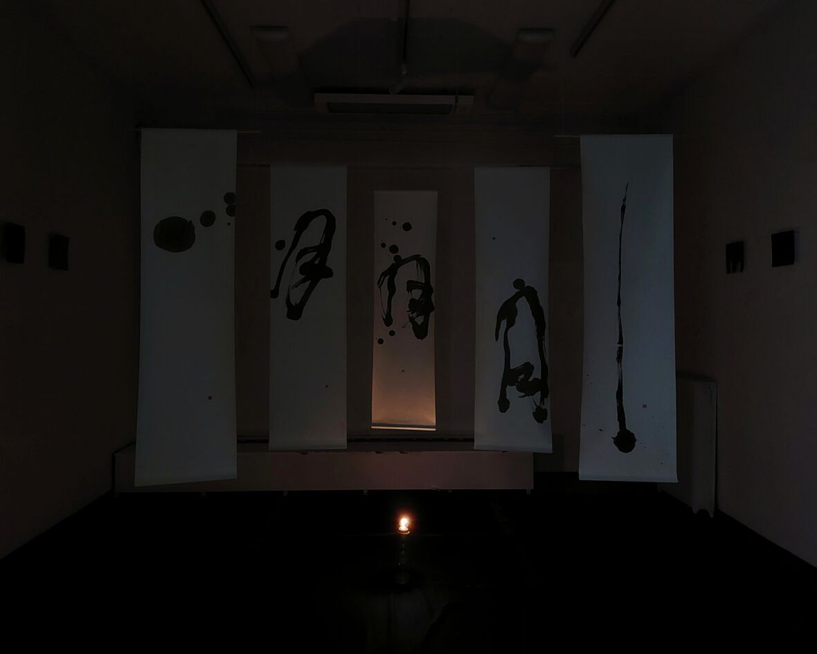 Sumi-mustee pimeässä