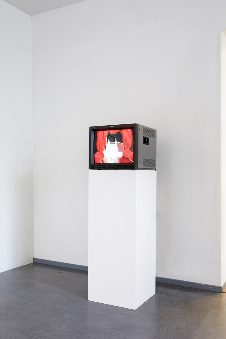 Nukkuessani minä tanssin (When I sleep, I dance)