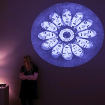 Eeva Huotari ja animaatio "Ei mitään erityistä" heijastettuna seinään