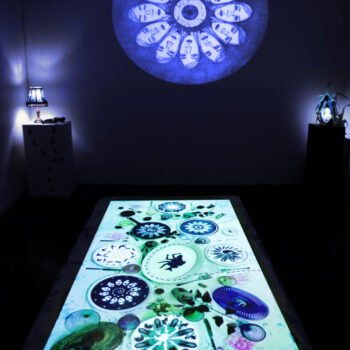 Teoksen nimi: Pohjaan palaneet -näyttelyssä: Juhlat joissa emäntä nukahti ja ruoka paloi pohjaan -animaatio pöydälle heijastettuna. Ei mitään erityistä -animaatio seinään projisoituna.