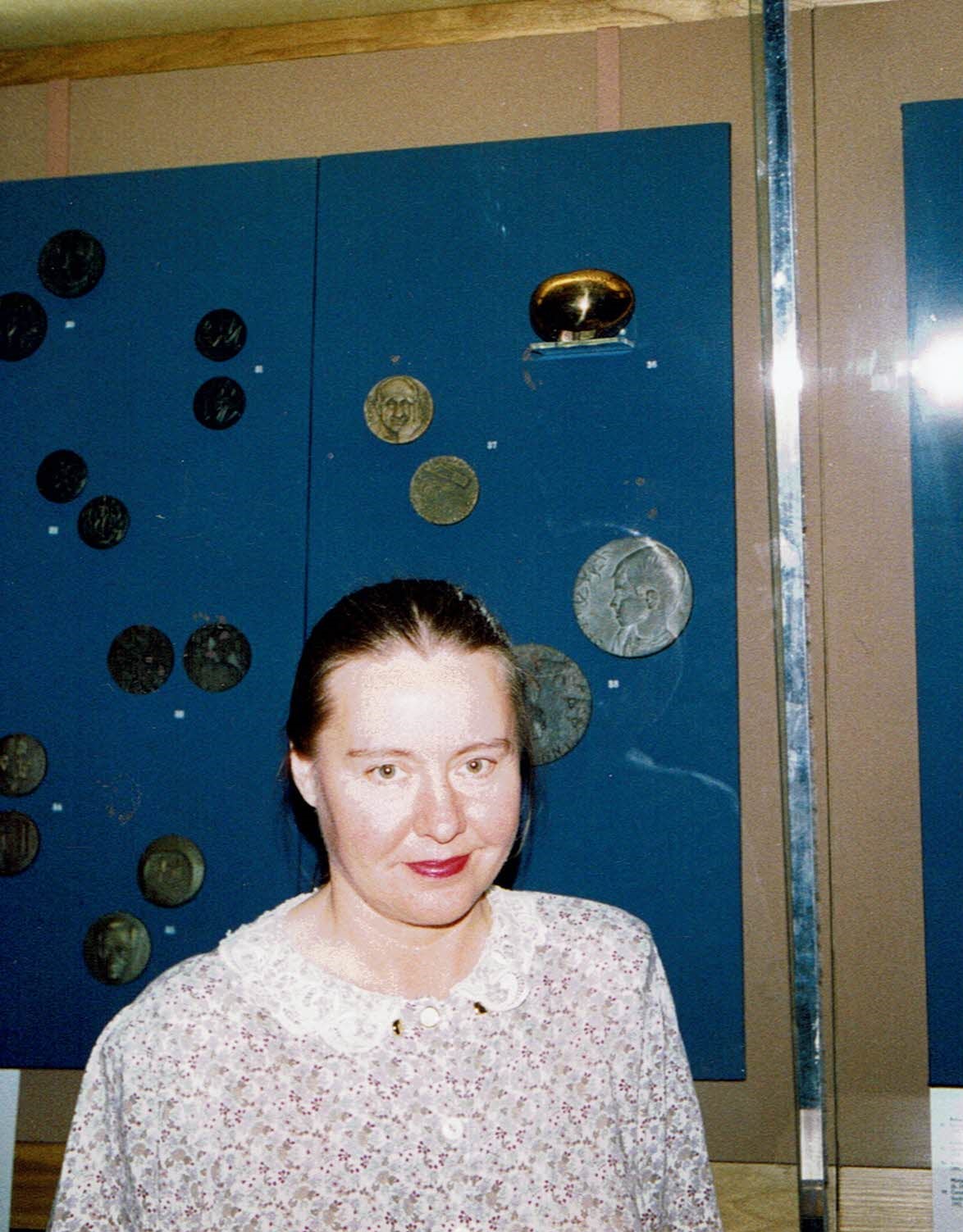 FIDEM:n  kansainvälinen näyttely Lontoo British  Museum  1992.  NEUTRIINO  pronssi  ylhäällä oikealla.