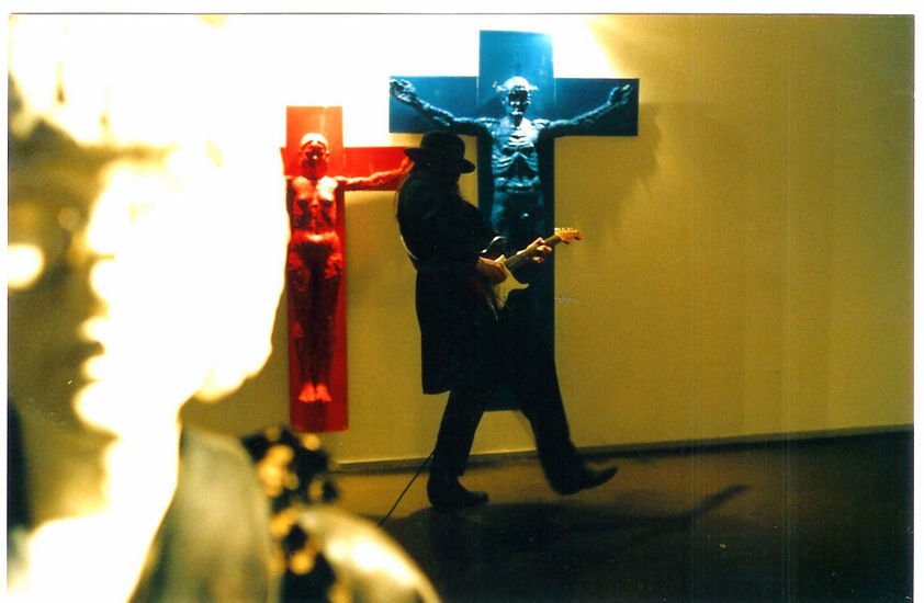 Hombre Lampinen soittaa näyttelyn ” Lumikki ja 7 kuolemansyntiä ” avajaisissa näyttelyyn säveltämäänsä musiikkia.