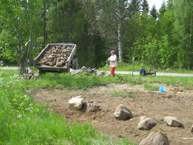 Kivikuorma naapurin avustuksella..yhteisöllinen päivä 10.6.2015.