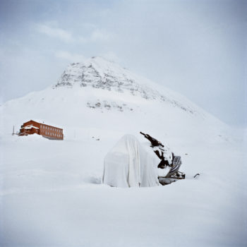 Name of the work: Sarkofagen, sarjasta/from the series Covering