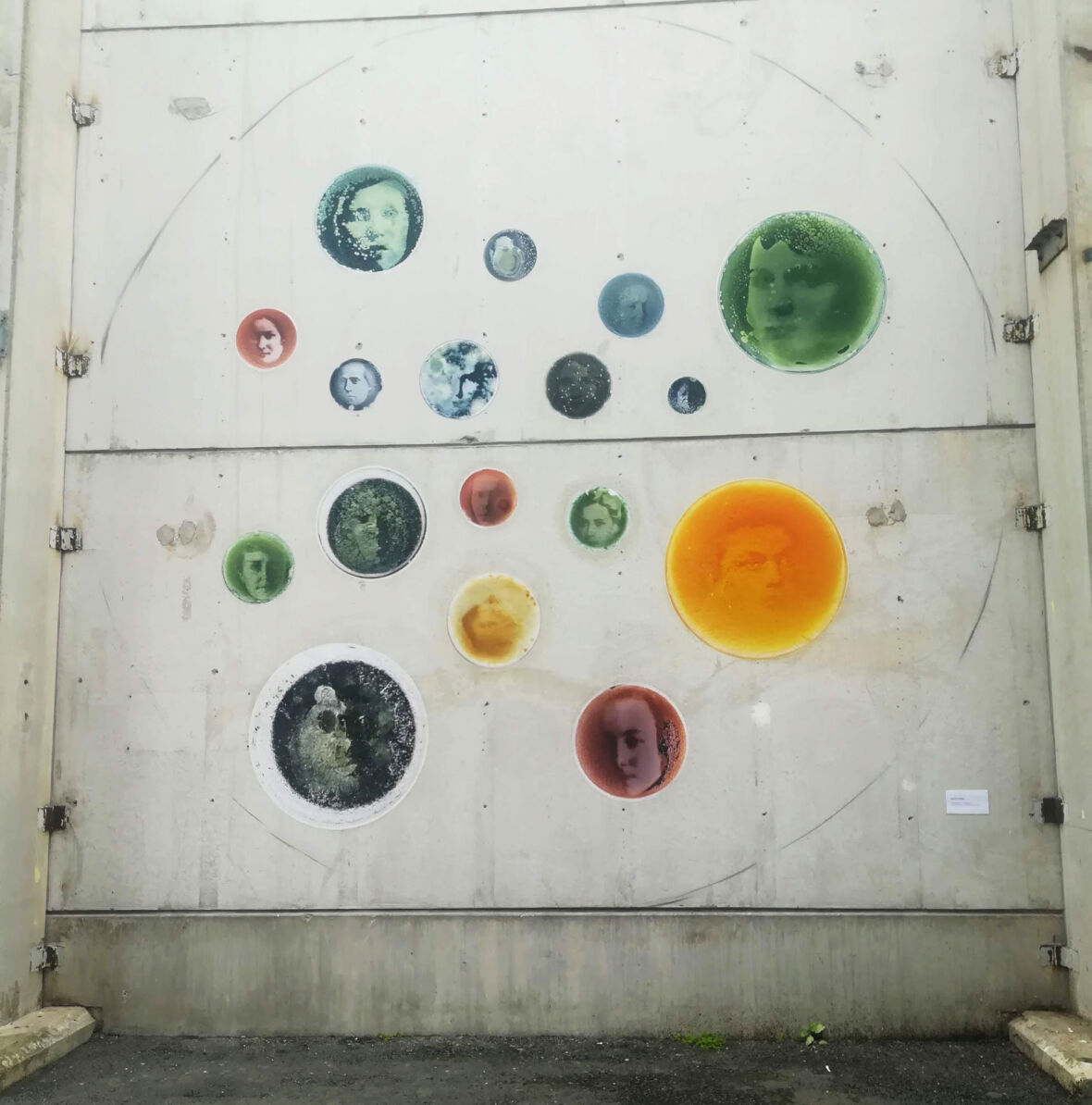 Kokeellisen taiteen seinä / Experimental Wall Art